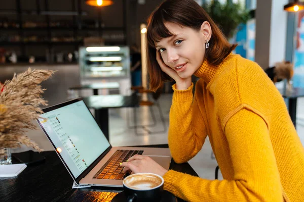 Приваблива Усміхнена Студентка Яка Навчається Онлайн Свого Ноутбука Кафе — стокове фото