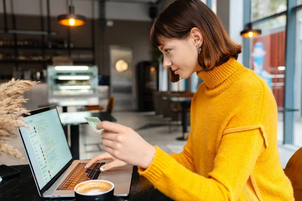 Glücklich Rothaarige Mädchen Mit Kreditkarte Während Der Arbeit Mit Laptop — Stockfoto