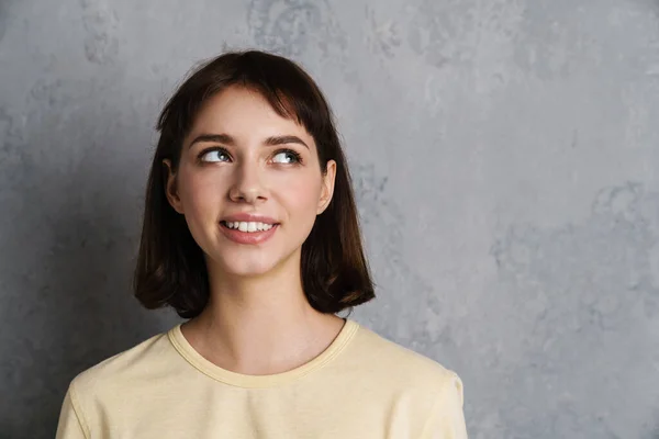 Retrato Una Hermosa Niña Sonriente Con Ropa Casual Pie Aislada —  Fotos de Stock