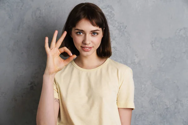 Retrato Uma Bela Menina Roupas Casuais Isolado Sobre Fundo Cinza — Fotografia de Stock