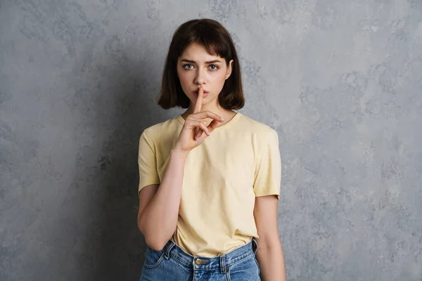 Atraente Jovem Mulher Séria Mostrando Gesto Silêncio Isolado Sobre Fundo — Fotografia de Stock