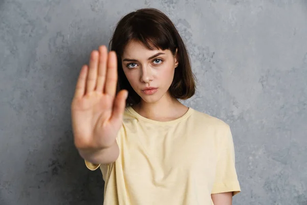 Boos Ernstige Jonge Vrouw Tonen Stop Gebaar Geïsoleerd Grijze Achtergrond — Stockfoto