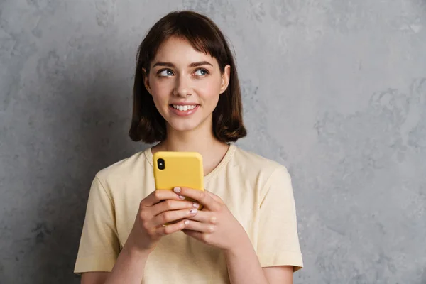 Retrato Uma Bela Menina Sorridente Roupas Casuais Isolado Sobre Fundo — Fotografia de Stock