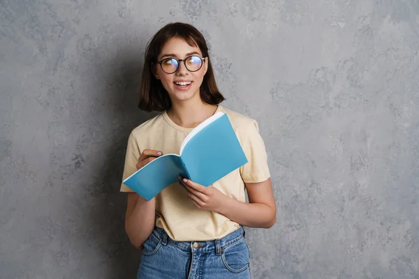 Gyönyörű Boldog Fiatal Olvas Egy Könyvet Miközben Áll Elszigetelve Szürke — Stock Fotó