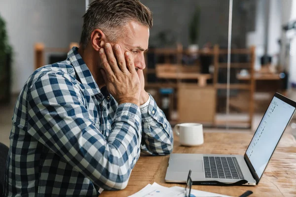 Hombre Gris Cansado Que Trabaja Con Ordenador Portátil Mientras Está — Foto de Stock