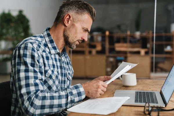 Homem Cinzento Focado Trabalhando Com Laptop Papéis Escritório — Fotografia de Stock