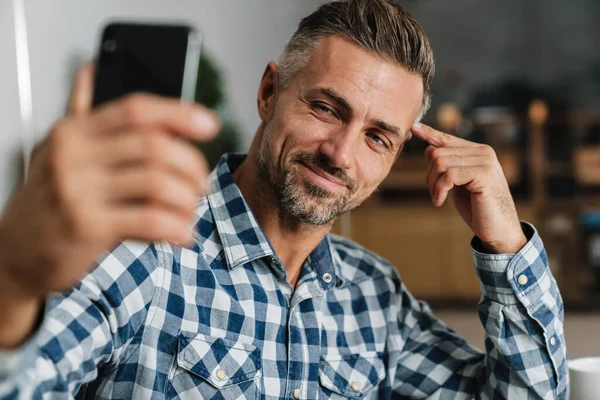 Cheerful Grey Man Smiling Taking Selfie Photo Cellphone Office — Stock Photo, Image