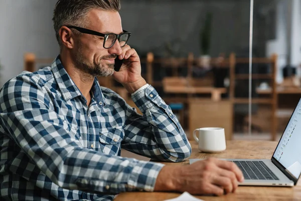 Homme Gris Souriant Parlant Sur Téléphone Portable Tout Travaillant Avec — Photo