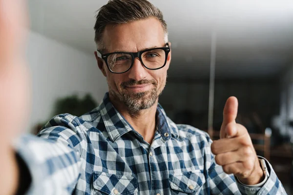 Heureux Homme Aux Cheveux Blancs Pointant Doigt Caméra Tout Prenant — Photo