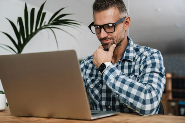 Feliz Homem Sem Barba Usando Smartwatch Trabalhando Com Laptop Escritório — Fotografia de Stock