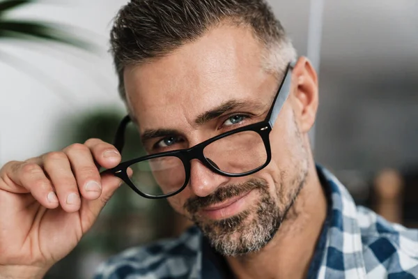 Zufriedener Weißhaariger Mann Mit Brille Der Drinnen Die Kamera Lächelt — Stockfoto