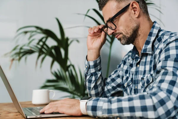 Gericht Ongeschoren Man Dragen Smartwatch Werken Met Laptop Kantoor — Stockfoto