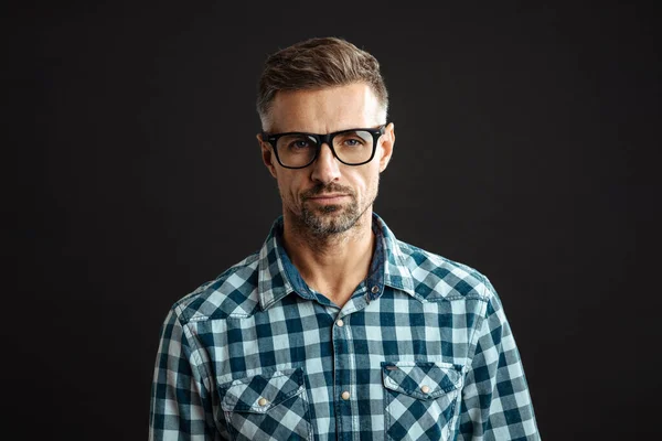 Snygg Självsäker Man Glasögon Poserar Och Tittar Kameran Isolerad Över — Stockfoto