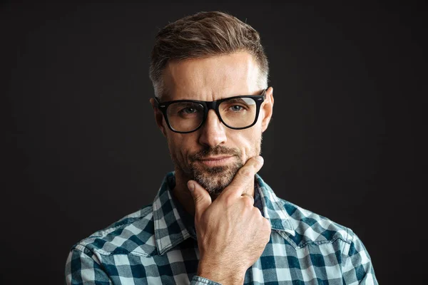 Schöner Selbstbewusster Mann Mit Brille Posiert Und Blickt Isoliert Die — Stockfoto