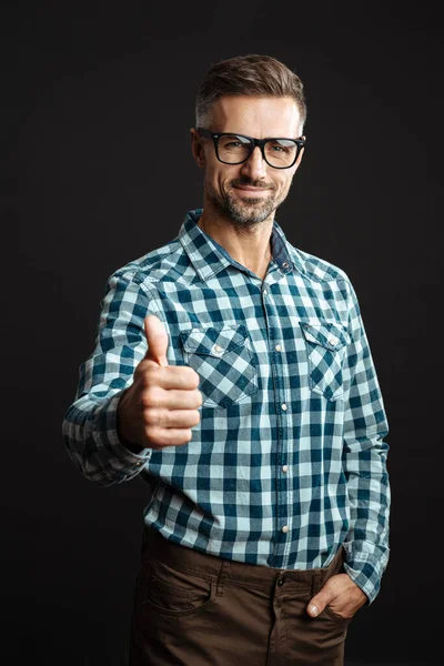 Bello Compiaciuto Uomo Occhiali Vista Sorridente Mostrando Pollice Isolato Sfondo — Foto Stock