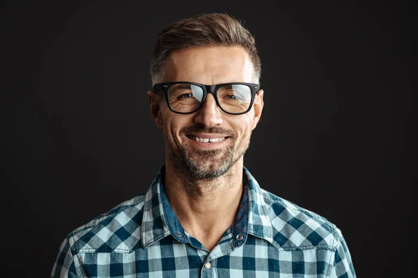 Bello Gioioso Uomo Con Gli Occhiali Sorridente Guardando Fotocamera Isolata — Foto Stock