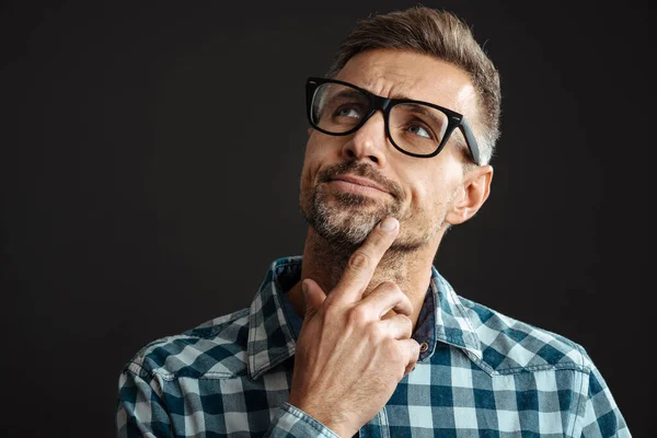 Unrasierter Grübelnder Mann Mit Brille Posiert Und Schaut Isoliert Zur — Stockfoto