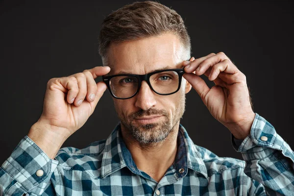 Bello Uomo Sicuro Occhiali Posa Guardando Fotocamera Isolata Sfondo Nero — Foto Stock