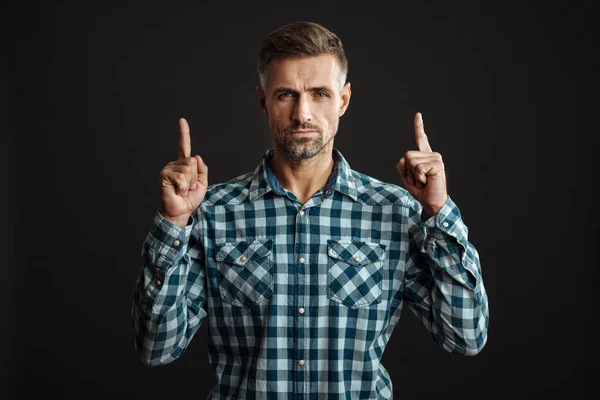 Maskuliner Selbstbewusster Mann Posiert Und Zeigt Vereinzelt Mit Dem Finger — Stockfoto
