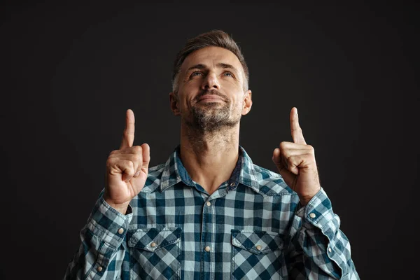 Picture Handsome Serious Grey Haired Man Pointing Isolated Grey Wall — Stock Photo, Image