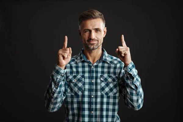 Masculino Satisfeito Homem Posando Apontando Dedos Para Cima Isolado Sobre — Fotografia de Stock