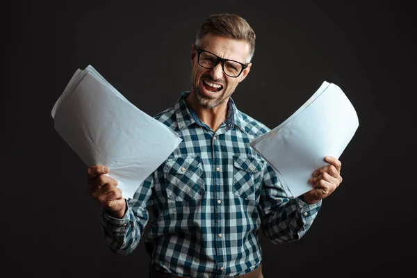 Immagine Uomo Dispiaciuto Urlando Dai Capelli Grigi Possesso Documenti Isolati — Foto Stock