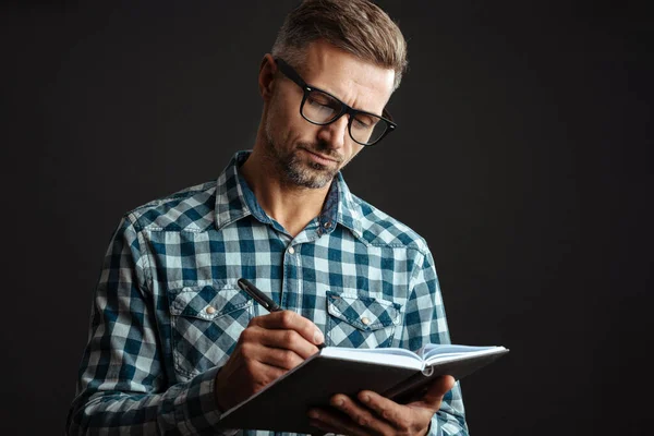 Beau Homme Sérieux Dans Des Lunettes Vue Écrivant Des Notes — Photo