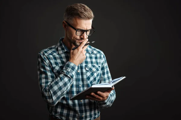 Photo Homme Aux Cheveux Gris Sérieux Réfléchi Écrivant Des Notes — Photo