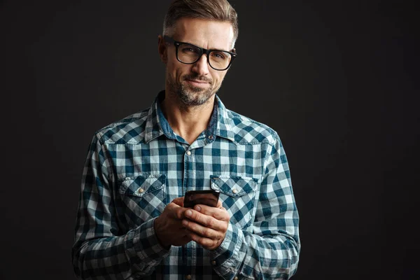 Knappe Tevreden Man Bril Met Behulp Van Mobiele Telefoon Geïsoleerd — Stockfoto