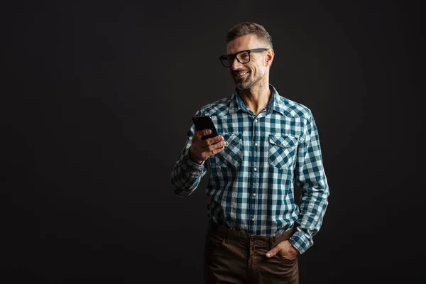 Afbeelding Van Een Glimlachende Optimistische Grijsharige Man Met Mobiele Telefoon — Stockfoto