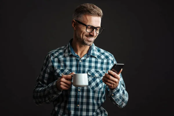 Photo Positive Grey Haired Man Holding Cup Coffee While Using — Stock Photo, Image