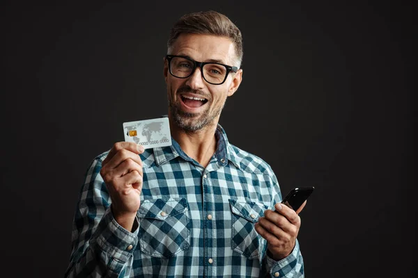 Foto Feliz Hombre Pelo Gris Excitado Sosteniendo Tarjeta Crédito Mientras — Foto de Stock