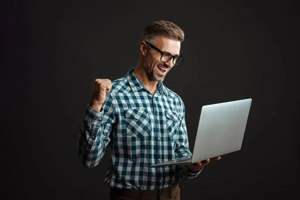 Imagem Homem Feliz Cabelos Grisalhos Isolado Sobre Fundo Parede Cinza — Fotografia de Stock