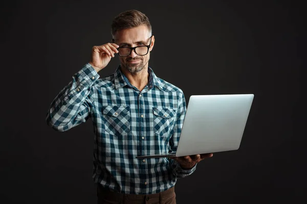 Bonito Homem Satisfeito Óculos Posando Com Laptop Isolado Sobre Fundo — Fotografia de Stock