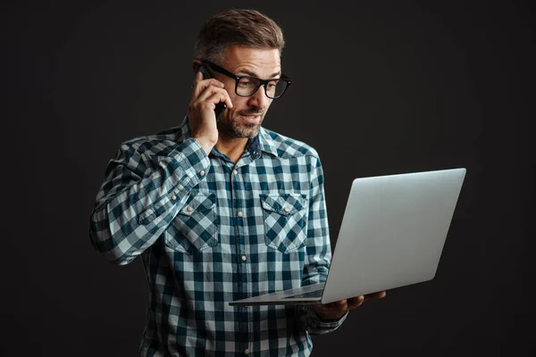 Afbeelding Van Grijsharige Verwarde Man Geïsoleerd Grijze Muur Achtergrond Met — Stockfoto