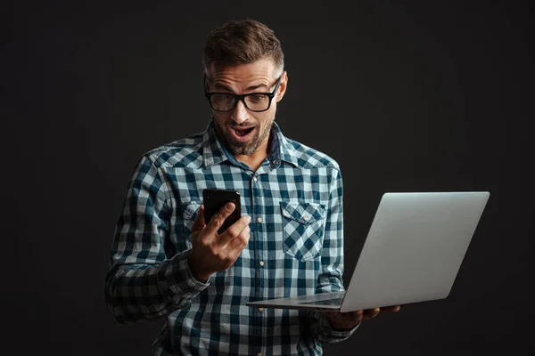 Imagen Hombre Sorprendido Pelo Gris Aislado Sobre Fondo Pared Gris — Foto de Stock