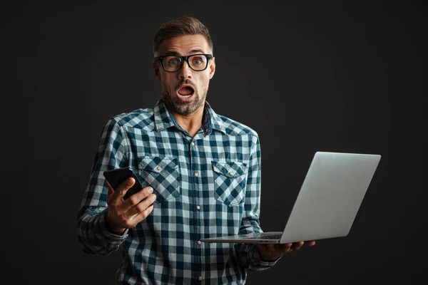 Imagen Del Hombre Sorprendido Pelo Gris Aislado Sobre Fondo Pared —  Fotos de Stock