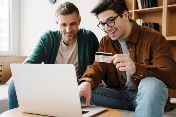 Glückliches Junges Homosexuelles Paar Benutzt Laptop Computer Während Hause Auf — Stockfoto