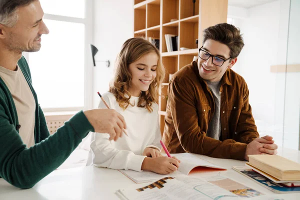 Feliz Gay Padres Haciendo Tarea Con Poco Hija Casa — Foto de Stock