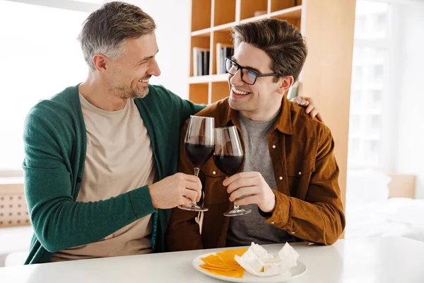 Glücklich Kaukasisch Gay Pärchen Umarmen Während Trinken Wein Hause — Stockfoto