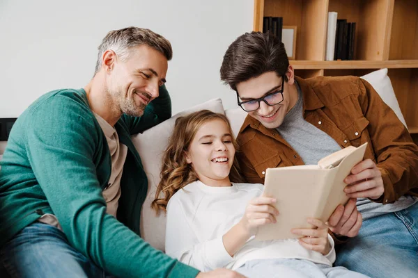 Feliz Gay Pais Leitura Livro Conjunto Com Seu Pouco Filha — Fotografia de Stock