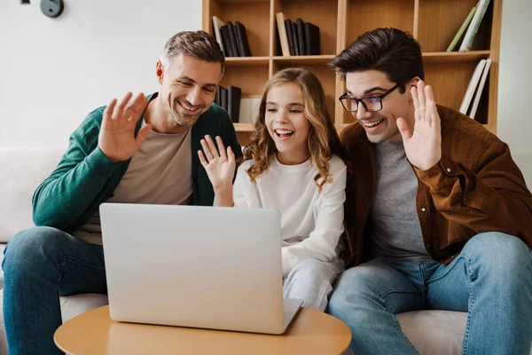 Feliz Pareja Gay Niño Adoptado Una Videollamada Través Computadora Portátil —  Fotos de Stock