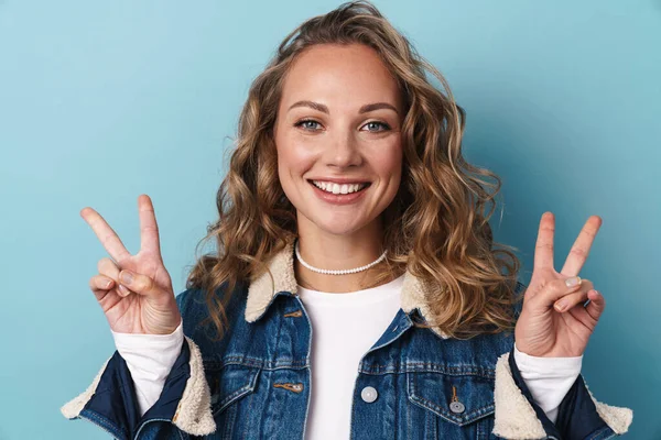 Loira Mulher Feliz Sorrindo Sinal Paz Gestual Isolado Sobre Parede — Fotografia de Stock