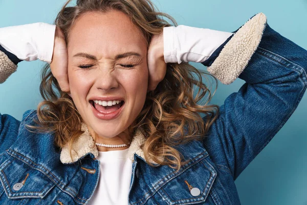 Blondýnka Nespokojená Žena Zakrývající Uši Mračící Izolovaně Přes Modrou Zeď — Stock fotografie