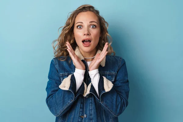 Rubia Sorprendida Mujer Expresando Sorpresa Cámara Aislada Sobre Pared Azul —  Fotos de Stock