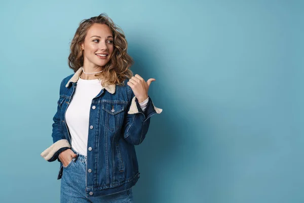 Blond Glad Kvinna Ler Och Pekar Finger Sidan Isolerad Över — Stockfoto