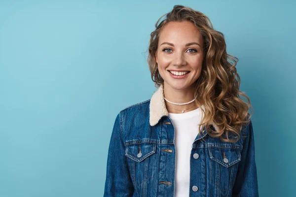 Rubia Mujer Feliz Sonriendo Mirando Cámara Aislada Sobre Pared Azul — Foto de Stock