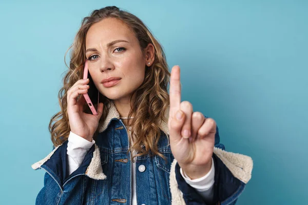 Блондинка Незадоволена Жінка Показує Палець Під Час Розмови Мобільному Телефоні — стокове фото