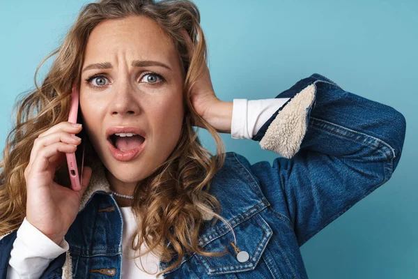 Blondýny Šokované Žena Mluví Mobilním Telefonu Mračení Izolované Přes Modrou — Stock fotografie