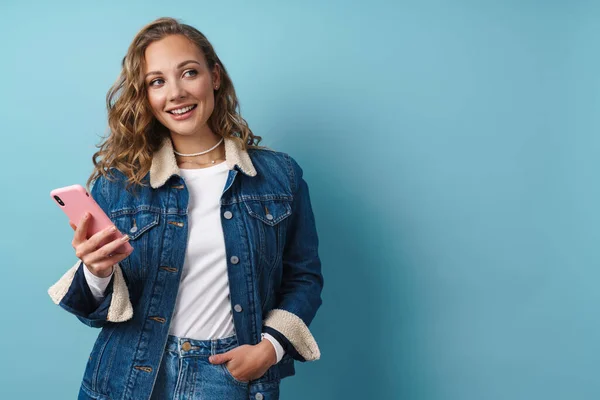 Blonde Femme Heureuse Aide Téléphone Mobile Souriant Isolé Sur Mur — Photo